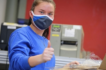 pentair-employee-with-mask-giving-thumbs-up