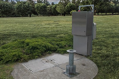 : Pump Station no.2,  a sewage lift in the operation of Mezőföldvíz Co. at Dózsa György út (Route 6231), [[:en:Paks|Paks]], [[:en:Tolna County|Tolna County]], [[:en:Hungary|Hungary]].}}{{hu|1=: II. számú szennyvízátemelő a Mezőföldvíz üzemelteésében, - [[:hu:Tolna megye|Tolna megye]], [[:hu:Paks|Paks]] Dózsa György út, kb 96 a 3669 helyrajziszámon{{Object location|46|37|12.61|N|18|51|11.42|E|region:HU}}