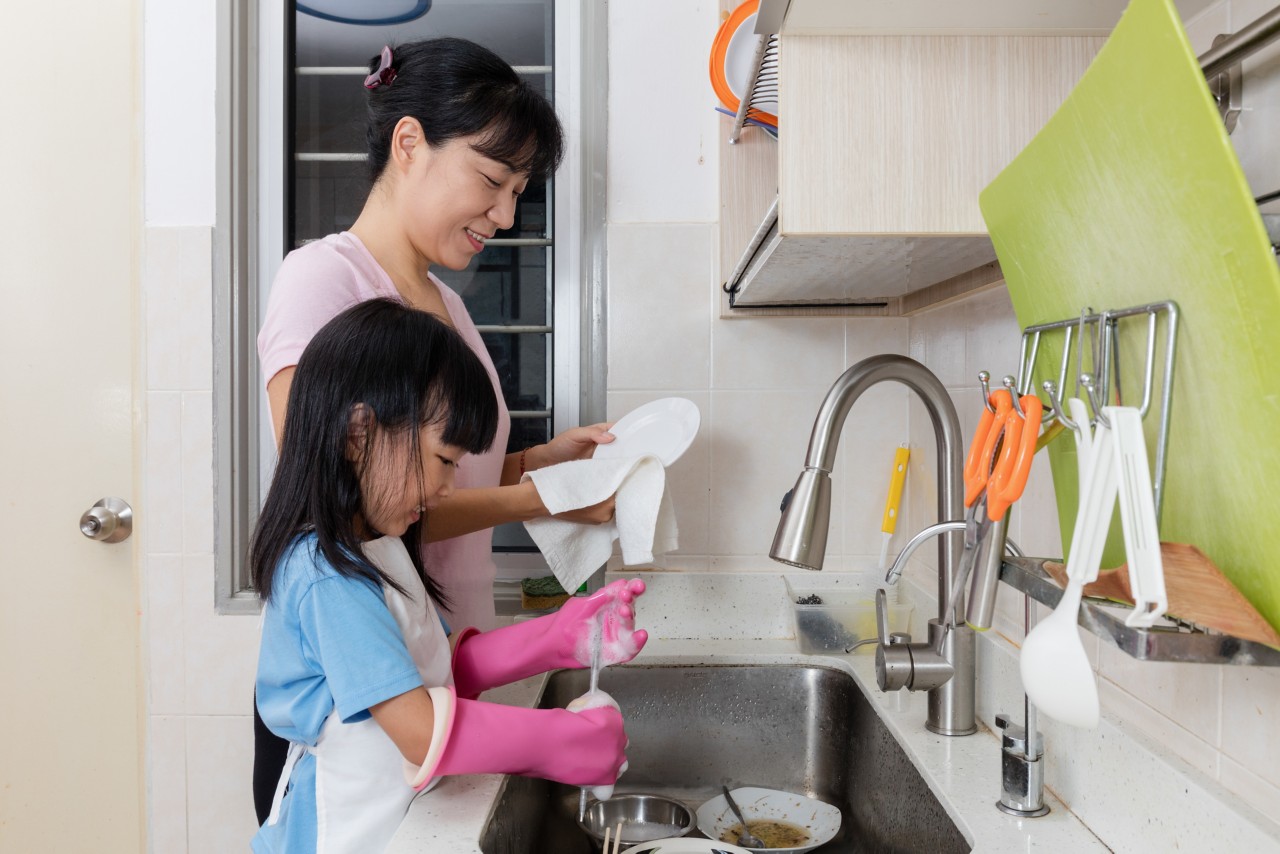 mom and daughter washing dishes in the kitchen