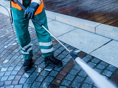 Pressure cleaning worker; Adobe stock: 169676136